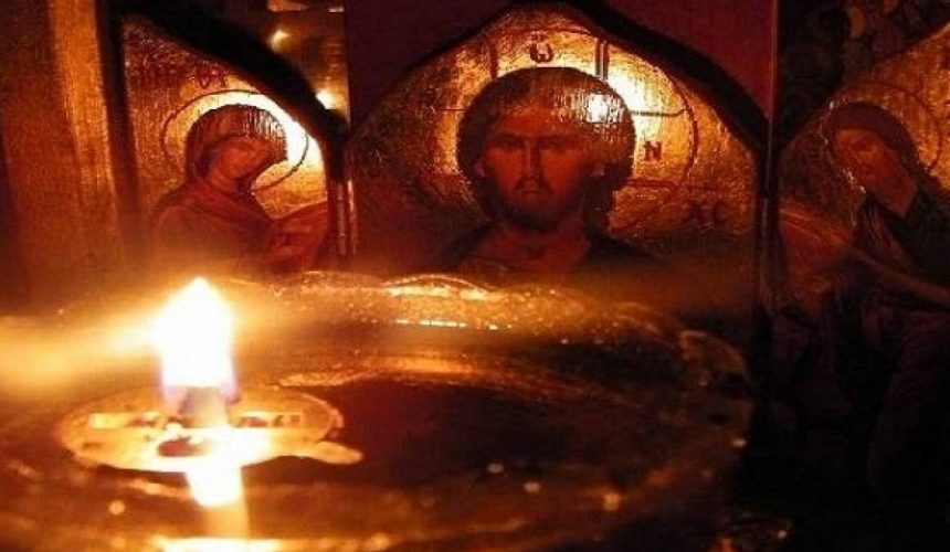 Κάθε σπίτι και μία μικρή Εκκλησία με λειτουργικά βιβλία της Εκκλησίας μας και κεριά στα χέρια Κάθε σπίτι και μία μικρή Εκκλησία με λειτουργικά βιβλία της Εκκλησίας μας και κεριά στα χέρια